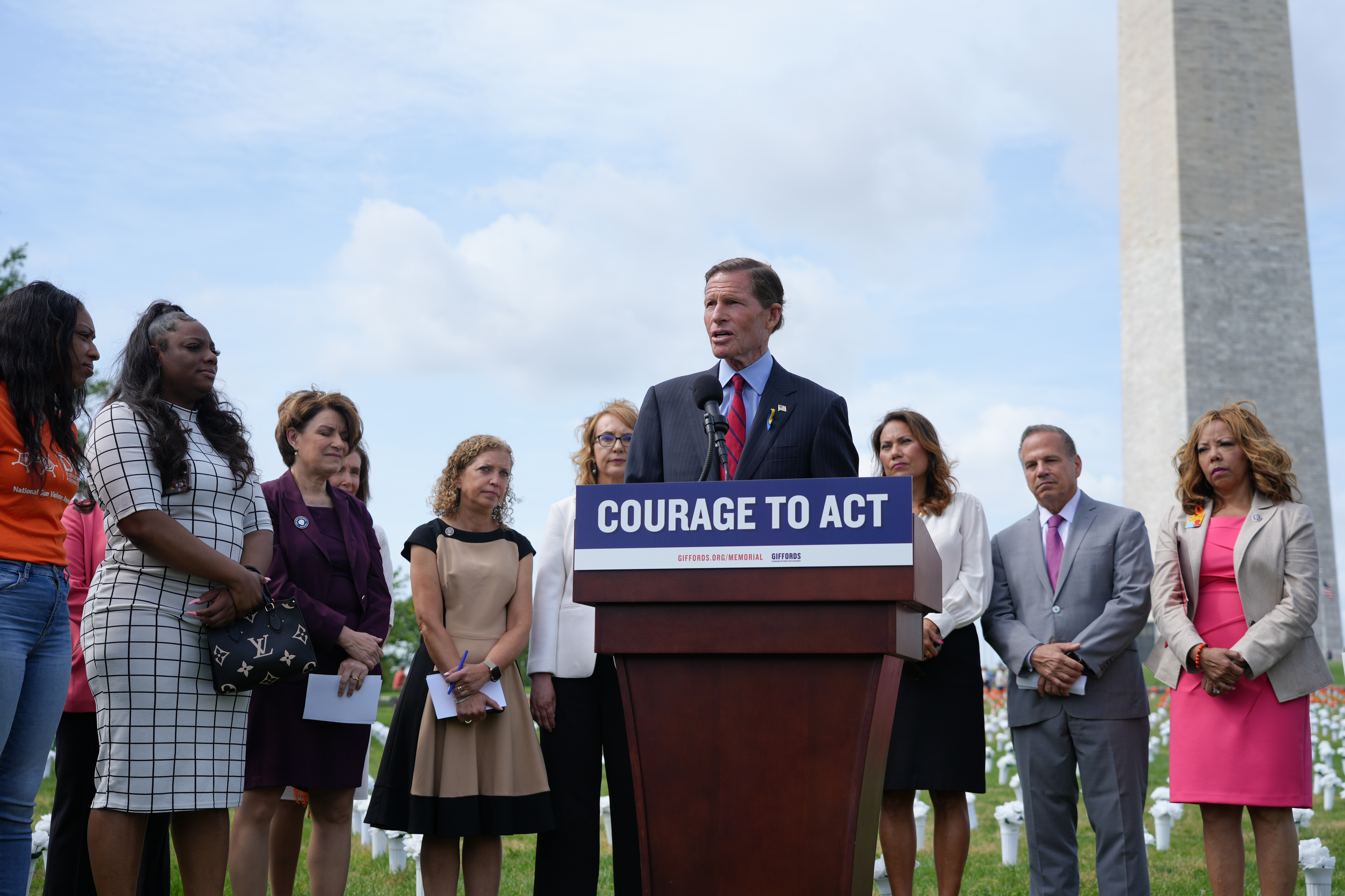 U.S. Senator Richard Blumenthal (D-CT) rallied with Students Demand Action yesterday afternoon and today joined Gabby Giffords at the National Gun Violence Memorial to urge Congress to address America’s gun violence epidemic. 